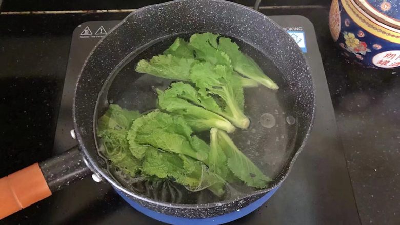 5分钟搞定的橄榄菜火腿丝炒面,2、小锅里倒入适量的清水烧开,放入少许盐和油,放入青菜焯一下捞出沥干水分。