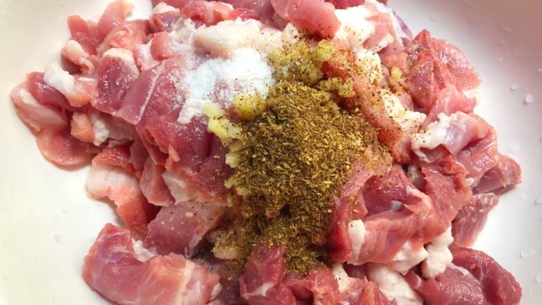 正宗小酥肉,把肉清洗干净,沥干水切成小块,切好放入碗里,姜也洗净切成末放入碗里,再放入适量盐,适量<a style='color:red;display:inline-block;' href='/shicai/ 12043'>花椒粉</a>,用手抓匀,腌制10分钟。(肉最好要带一点肥,这样做出来的酥肉比较好吃)