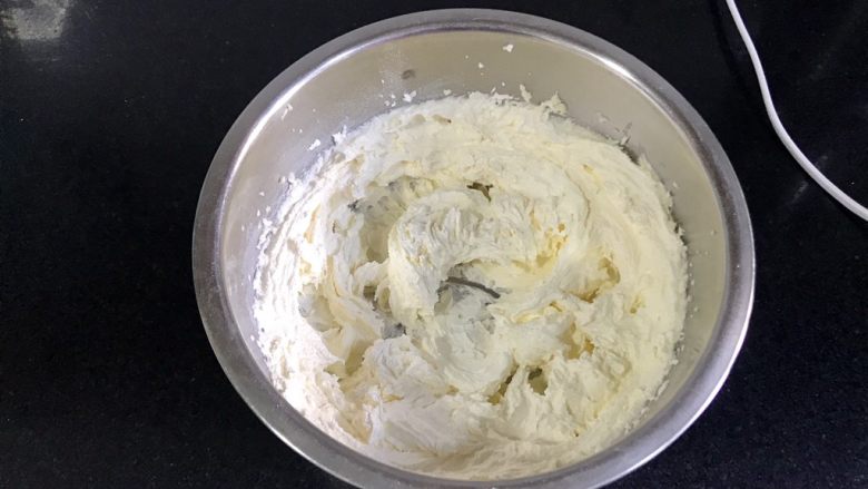 红酒无花果磅蛋糕,用电动打蛋器打发到发白,羽毛状,烤箱预热170度。