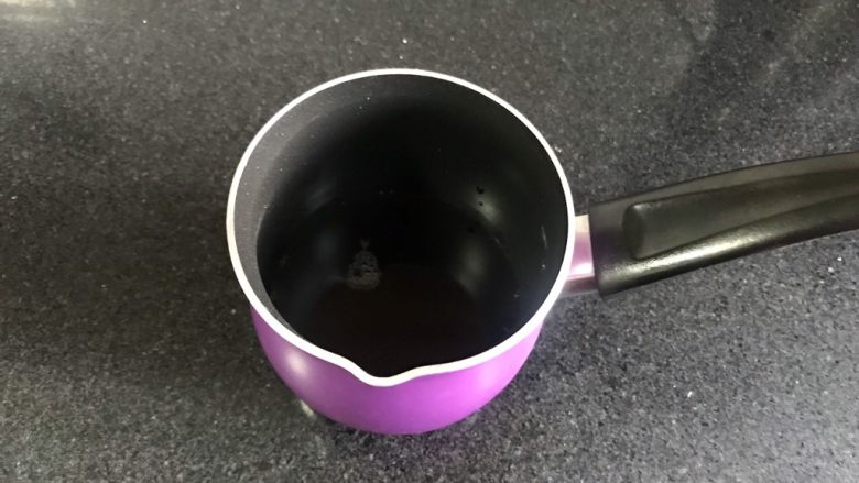 红酒无花果磅蛋糕,在此期间做好准备刷面的红酒,把刷面的材料放入奶锅,加热到糖融化即可,不必煮沸。