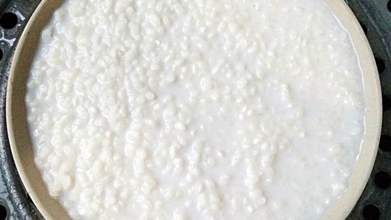 泰式菠萝饭,将吸饱椰浆的泰国香米上锅隔水蒸30-40分钟蒸熟,晾凉后备用(也可将米饭打散后放冰箱冷藏后再用)。