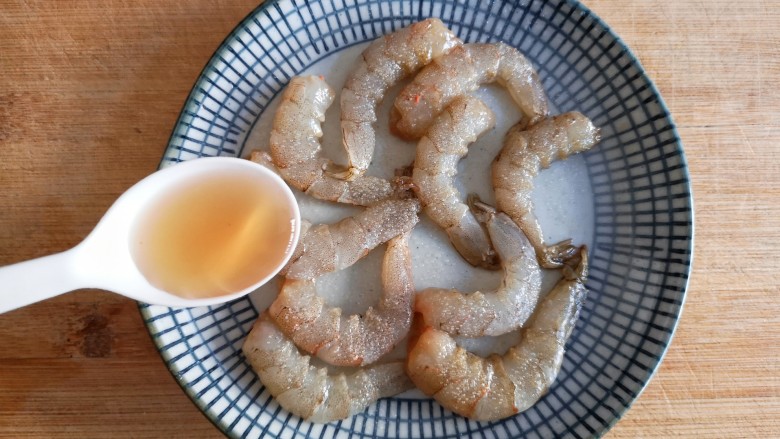 泰式菠萝饭,去壳,去虾线,剥出虾肉,加一点点盐和<a style='color:red;display:inline-block;' href='/shicai/ 718'>料酒</a>,抓拌均匀腌制10分钟。
