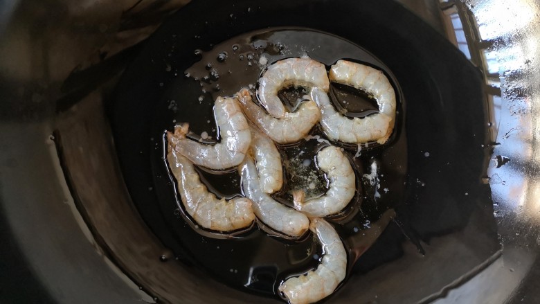 泰式菠萝饭,锅中适量油烧热,下虾仁。