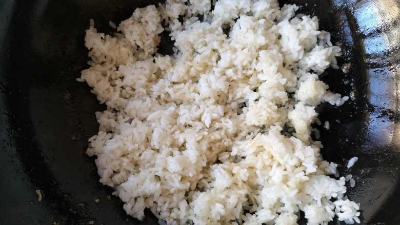 泰式菠萝饭,锅里留底油,加入米饭翻炒一下。