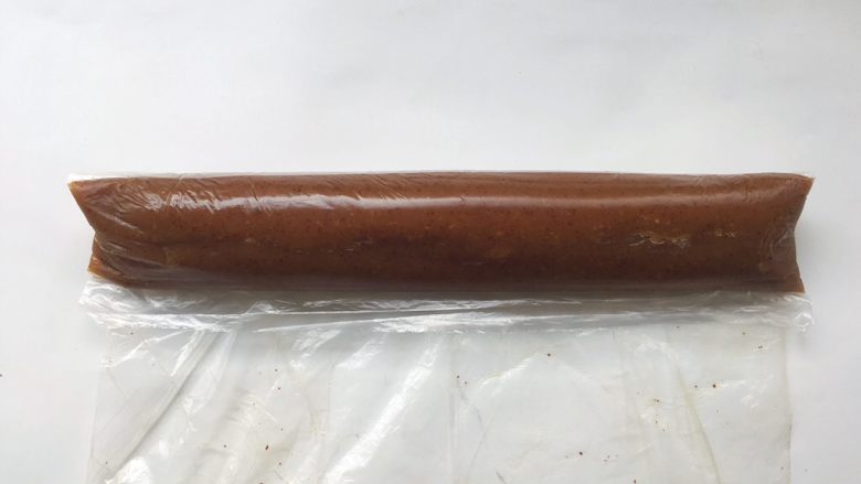 枣泥奶冻蛋糕卷,烘烤蛋糕的时候，冰箱取出枣泥牛奶冻，奶冻已经开始凝固，用刮刀再次推挤奶冻，将奶冻推紧实，形状尽量推出圆形，之后继续入冰箱冷冻
