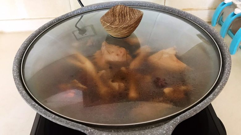 春节餐桌必备 东北特色菜 榛蘑炖小笨鸡,盖上锅盖,大火烧开后转中火烧30分钟,再转小火慢烧30分钟