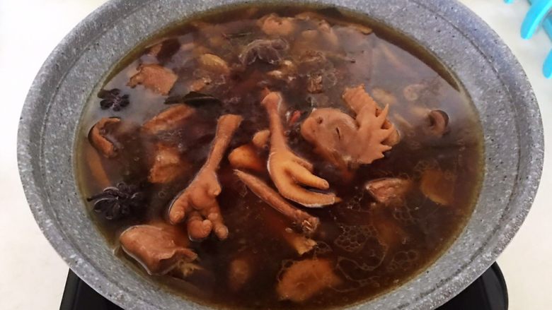 春节餐桌必备 东北特色菜 榛蘑炖小笨鸡,鸡块用筷子能够穿透即可