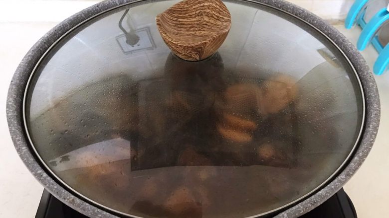 春节餐桌必备 东北特色菜 榛蘑炖小笨鸡,给上锅盖,大火烧开后继续烧20分钟