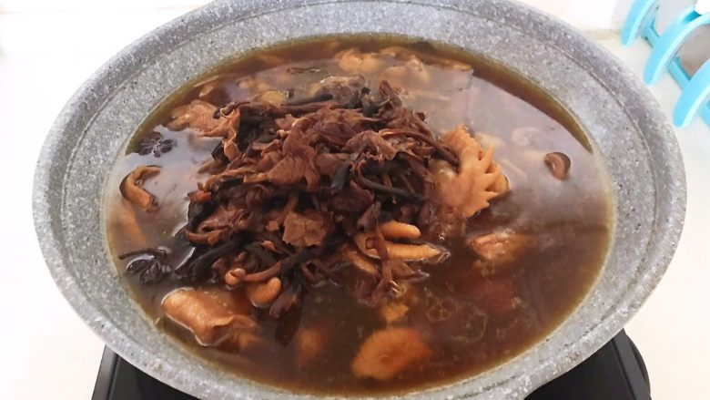 春节餐桌必备 东北特色菜 榛蘑炖小笨鸡,加入榛蘑
