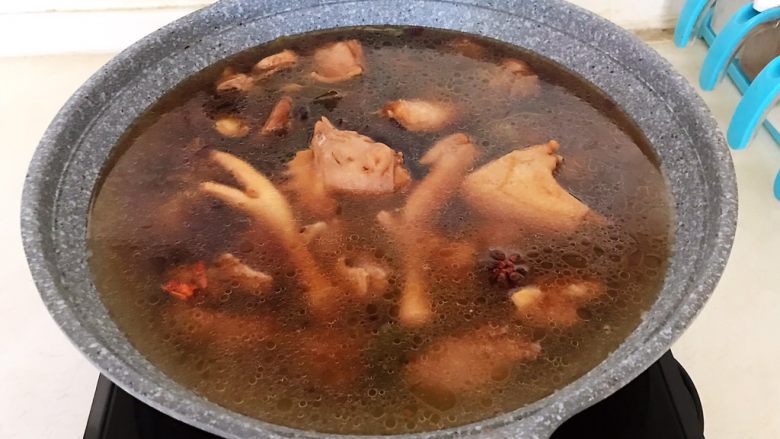 春节餐桌必备 东北特色菜 榛蘑炖小笨鸡,加入开水,水量没过鸡块,要一次加足汤汁