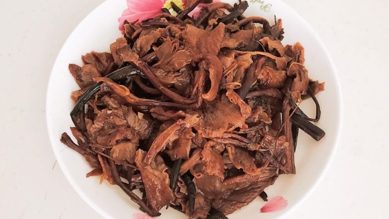 春节餐桌必备 东北特色菜 榛蘑炖小笨鸡,用温水泡发榛蘑60分钟,清洗干净,攥干水份备用