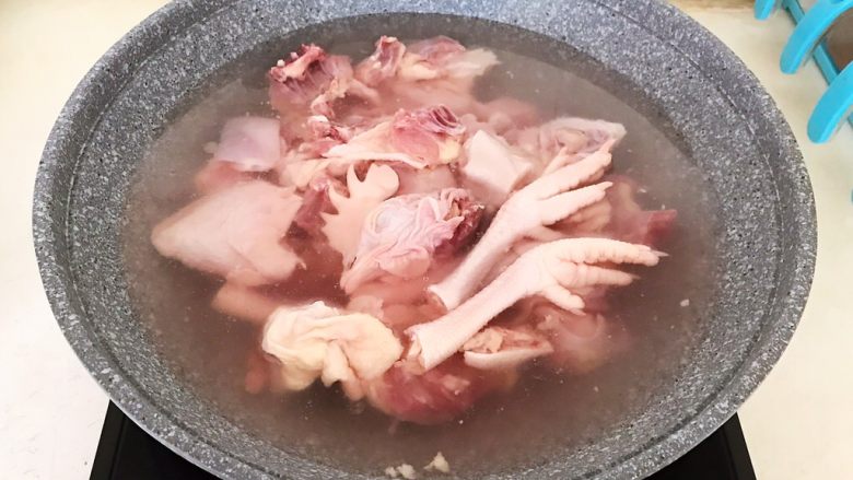 春节餐桌必备 东北特色菜 榛蘑炖小笨鸡,锅里加入冷水,放入鸡块,水开后焯水5分钟