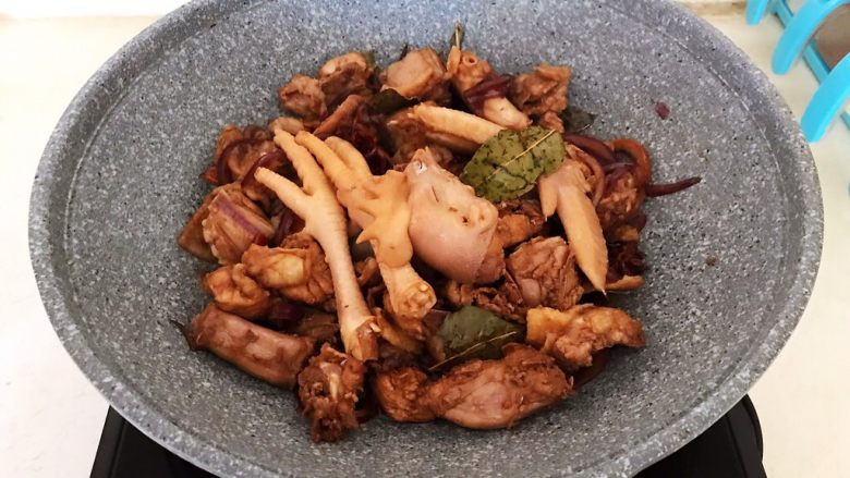 春节餐桌必备 东北特色菜 榛蘑炖小笨鸡,翻炒2分钟