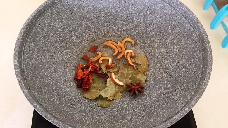 春节餐桌必备 东北特色菜 榛蘑炖小笨鸡,炒锅烧热后加入1勺<a style='color:red;display:inline-block;' href='/shicai/ 140122'>玉米油</a>,油烧热后加入所有辅料,炒出香味