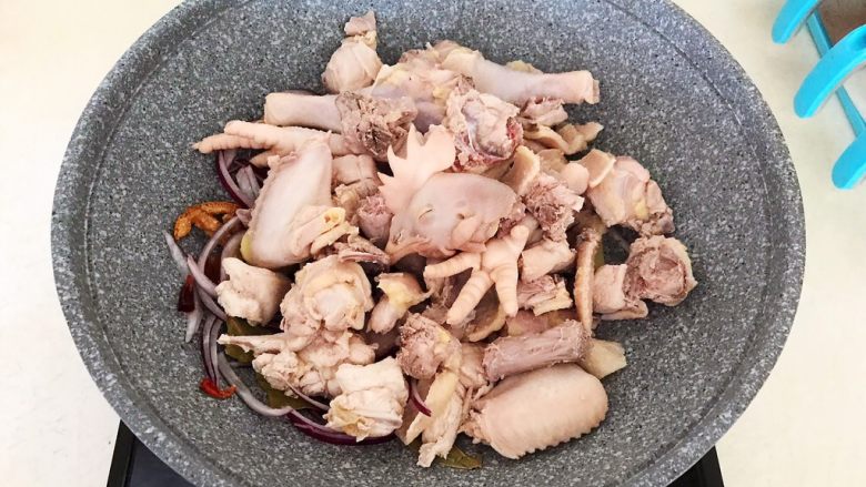 春节餐桌必备 东北特色菜 榛蘑炖小笨鸡,加入鸡块,翻炒2分钟