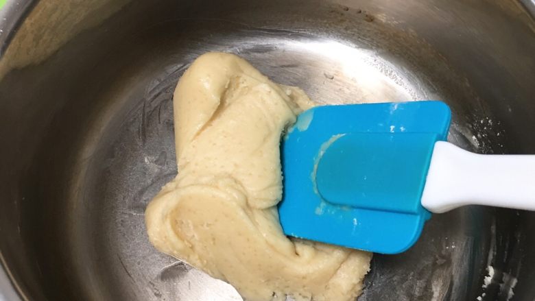 红糖酥饼,用刮刀慢慢拌匀,面粉结团。