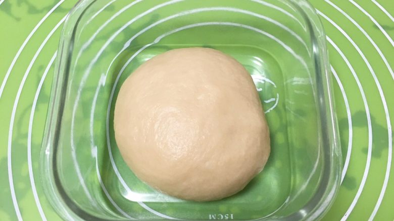 红糖酥饼,启动厨师机揉面10分钟,无需出膜,拿出整理滚圆,盖上保鲜膜静置30分钟。