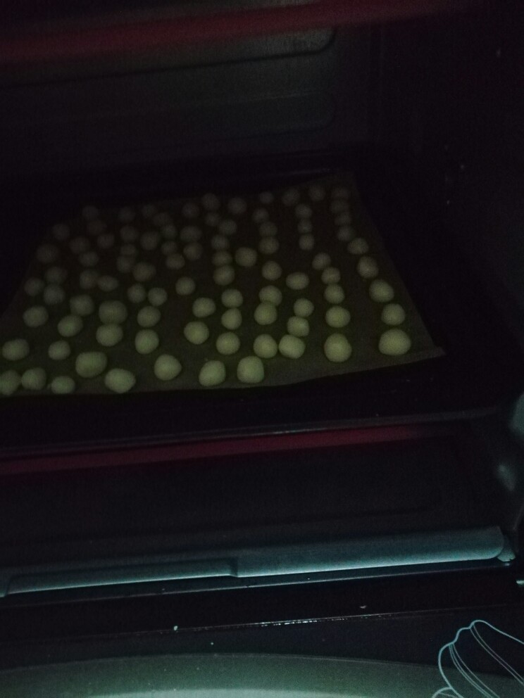 小馒头,倒入烤箱150°烤十分钟(时间根据自家烤箱温度来调)烤至表面金黄即可