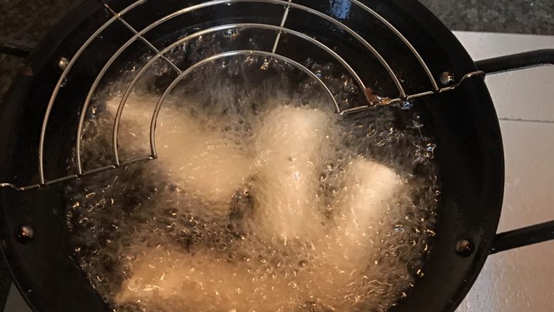 白菜鲜肉春卷,改小火,放入春卷炸至金黄色即可