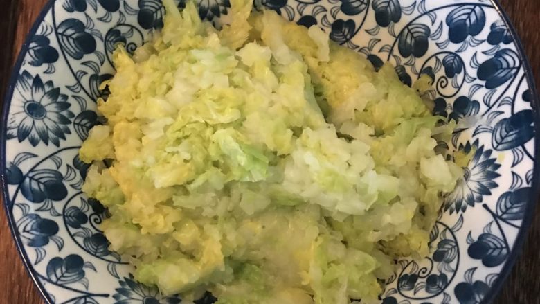 白菜鲜肉春卷,挤去水分,切成末