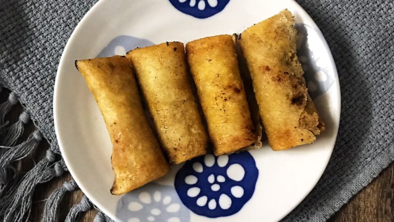 白菜鲜肉春卷,出锅趁热吃,可以蘸醋也可以蘸番茄酱之类的酱料
