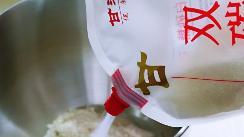 中式甜点~蜜豆桃花酥,将面粉,温水放入厨师机中,加入白砂糖。