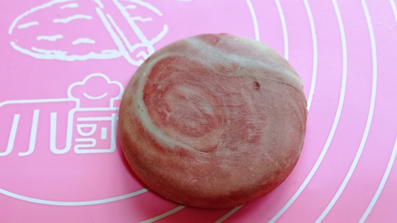 中式甜点~蜜豆桃花酥,收口包好,把收口朝下。