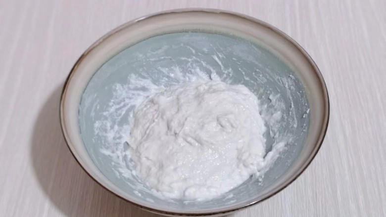 可可酸奶吐司面包,将波兰种食材全部放入器具中,密封好,室温发酵一夜。(这个季节室温发酵即可,如果夏天,要放去冰箱冷藏发酵一夜)