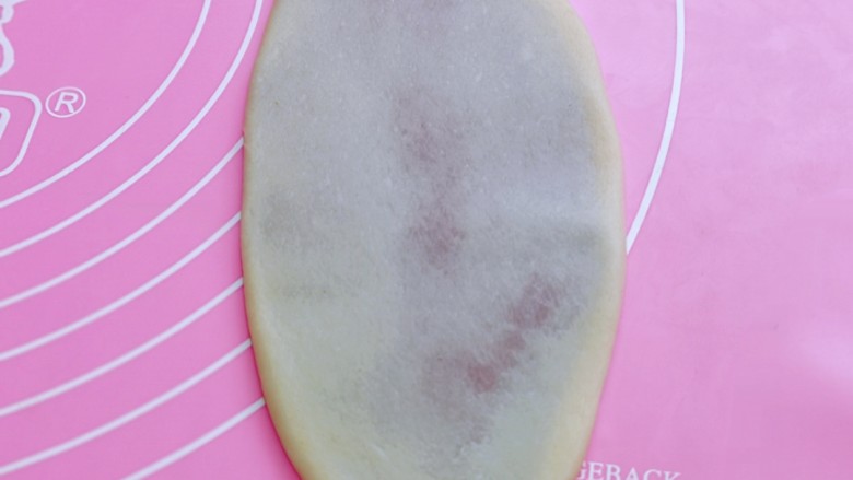 酥的掉渣渣~ 红曲蜜豆蛋黄酥,取一块面团,收口面朝下,用擀面杖擀成牛舌状,如图。