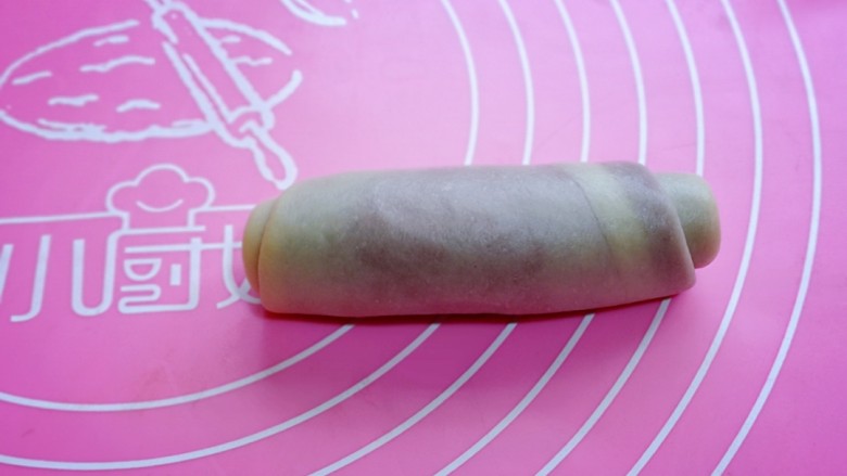 酥的掉渣渣~ 红曲蜜豆蛋黄酥,从一端卷起,一直卷到另一段即可。