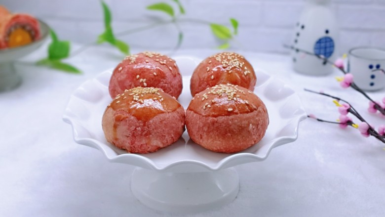 酥的掉渣渣~ 红曲蜜豆蛋黄酥,取出放到凉架上放凉。