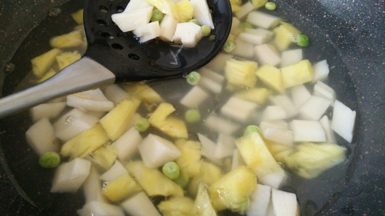 糖菠萝藕丁,看到颜色鲜艳,豌豆饱满,就可以捞出来