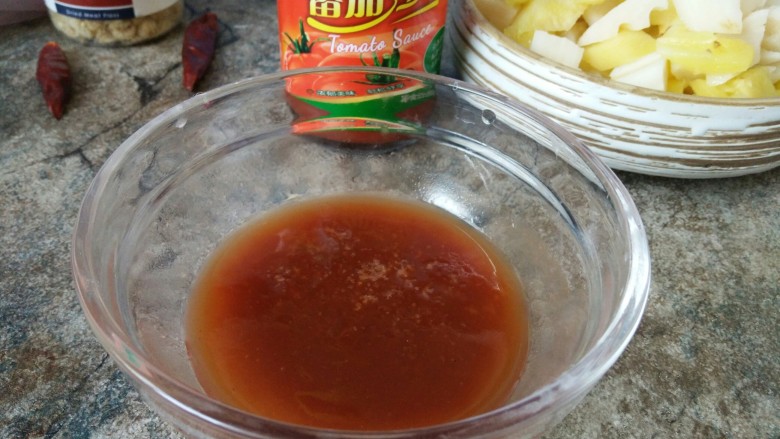 糖菠萝藕丁,一只碗:加<a style='color:red;display:inline-block;' href='/shicai/ 753'>番茄沙司</a>和少许清水调稀
