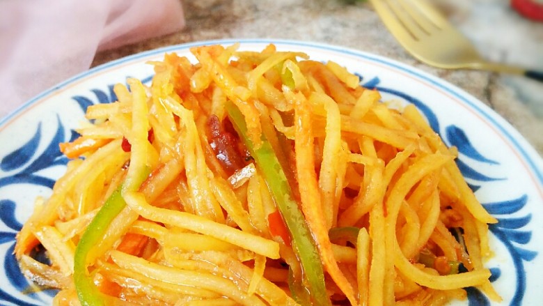 鱼香土豆丝,装盘,特别喜欢!
我是敏茹意,别忘了关注我哦~