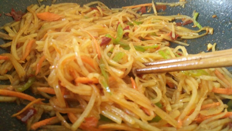 鱼香土豆丝,最后炒到颜色红润,粘稠,即可