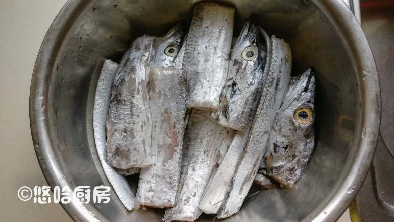 煎带鱼,带鱼刨肚去肠,冲洗干净后,用剪刀剪成适合大小的段。放一点<a style='color:red;display:inline-block;' href='/shicai/ 718'>料酒</a>、盐拌匀,腌渍半个小时左右。