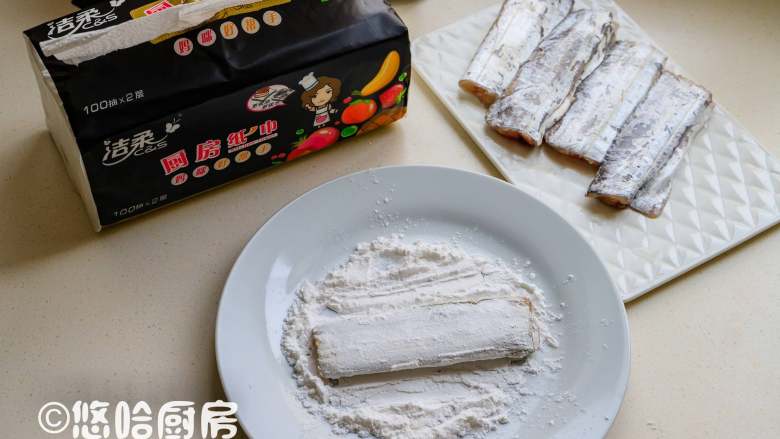 煎带鱼,准备一个大平盘,放一些干淀粉,把腌渍后的带鱼放在淀粉里,2面沾满淀粉。