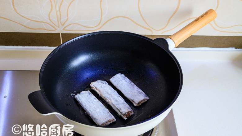 煎带鱼,起不粘锅,热锅冷油放入带鱼段,中小火煎,带鱼上多余的干淀粉要抖掉。