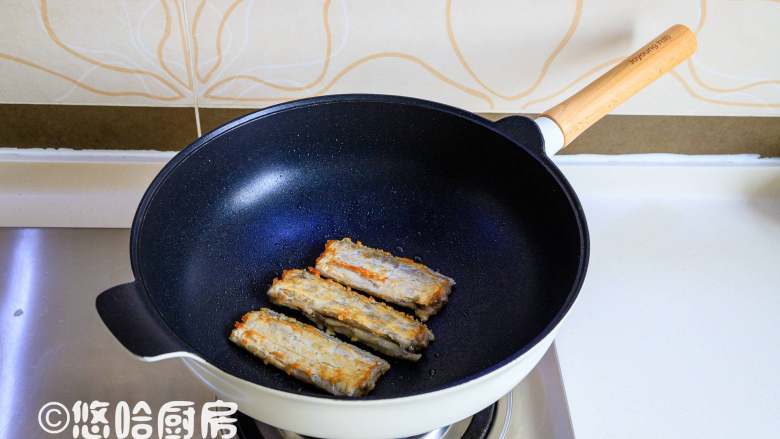 煎带鱼,煎鱼不要着急翻面,一面煎3、4分钟左右再翻面,一直煎至2面黄即可。