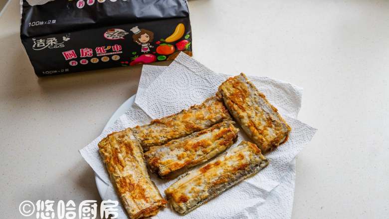 煎带鱼,煎好的鱼放到厨房纸巾上,吸掉多余的油脂,这样就可以放心吃油煎的食物。