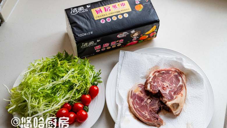 煎羊排,煎羊排和煎牛排是一样的,材料很简单,2片蝴蝶排自然化冻,再准备一点蔬菜。