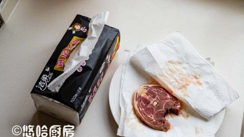 煎羊排,化冻后的羊排,千万不要用水洗,用厨房纸把羊排2面的血水蘸干即可。