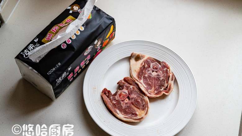 煎羊排,在羊排的2面撒适量的盐,用手反复拍匀,以便于腌渍入味。