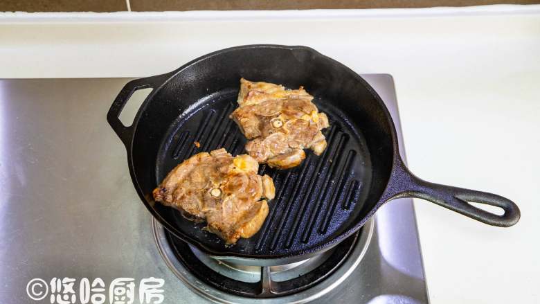 煎羊排,在煎羊排的过程中,用剪刀将羊排的四周剪了几下,否则会卷曲起来。可以在下锅之前把羊排切上几刀,煎到自己喜欢的程度就可出锅,我是煎至全熟的状态。