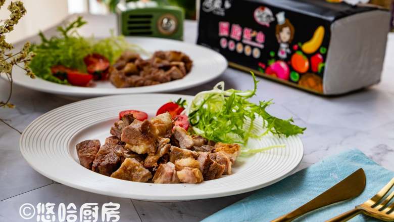 煎羊排,煎好的羊排趁热吃,喜欢吃辣的,可以在出锅前撒一点辣椒粉、孜然粉。煎好的羊排可以切成小块装盘上桌。