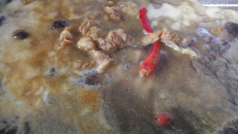 红烧牛肉莲藕,锅内添加开水。(一定要添加开水,这样顿吃的牛肉比爱熟)。