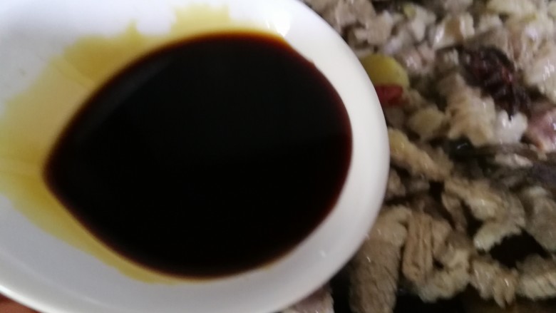 红烧牛肉莲藕,倒入生抽炒匀,