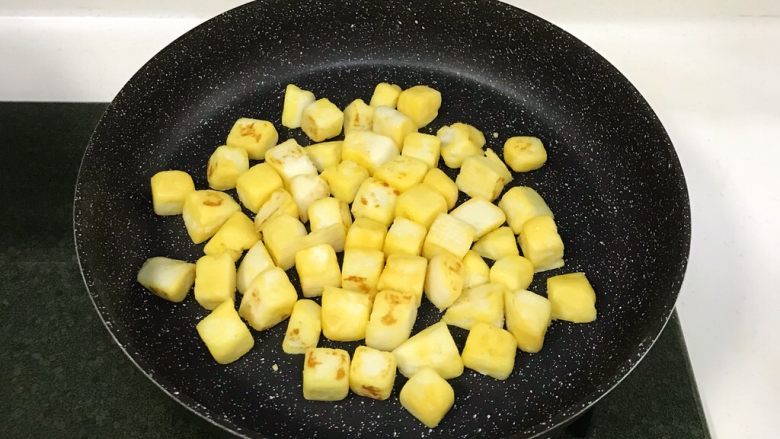 馒头蔬菜什锦沙拉,开火,往不粘锅中倒入少许食用油,接着倒入裹着鸡蛋液的馒头块,炒至金黄色即可。
