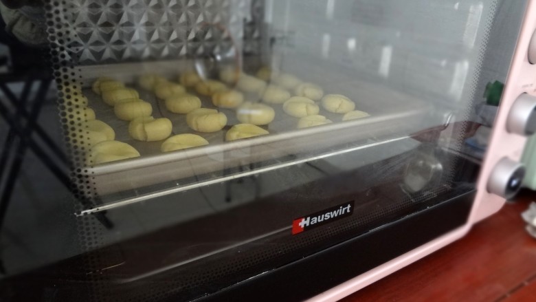玛格丽特饼干,放入预热好的烤箱170度20分钟就可以出炉晾凉密封保存