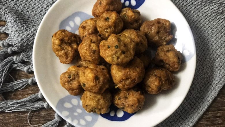 炸肉丸,炸好的丸子趁热吃是脆脆的,煮火锅或者做糖醋丸子也是超级棒的